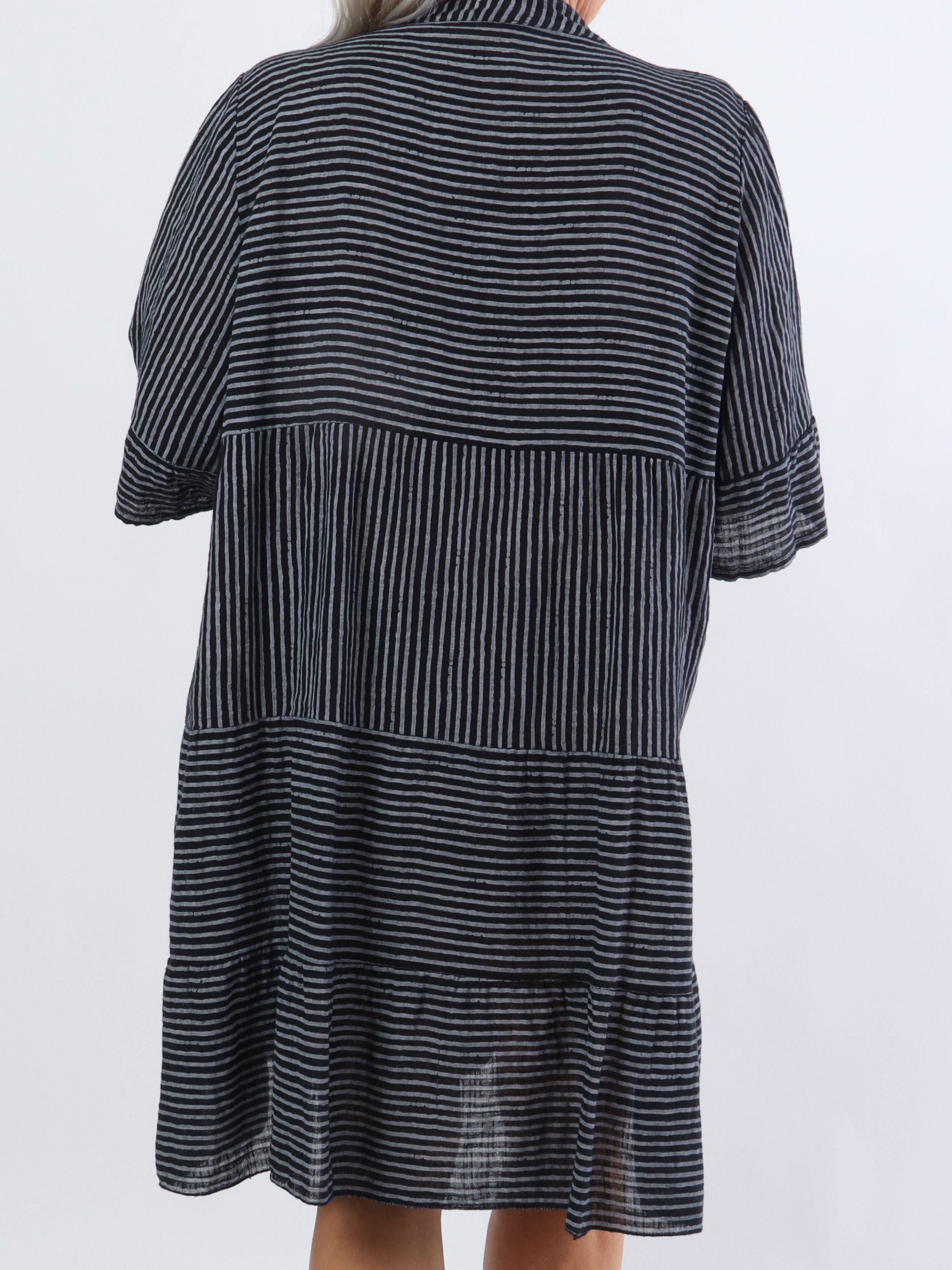 Pola - Söt randig plus size-klänning i lagerform